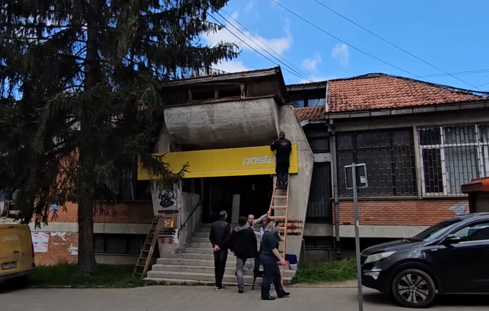 U Leposaviću postavljena tabla tzv. kosovske pošte
