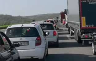 Kolaps na auto-putu kod Mladenovca: Vozila stoje u koloni (VIDEO)