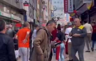 Serija <span style='color:red;'><b>zemljotres</b></span>a pogodila Istanbul: Zbog panike ljudi skakali kroz prozore zgrada, povređena 151 osoba (VIDEO)