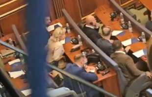 Čuvaće teritorijalni integritet, ali ne Srbije nego nezavisnog Kosova: Poslanici Vučićeve Srpske liste položili zakletvu u skupštini lažne države (VIDEO)