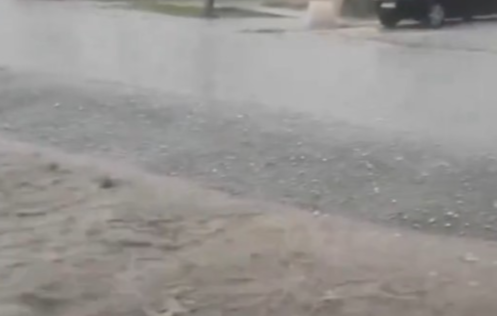 Pljuskovi širom Srbije: Snažno nevreme zahvatilo Valjevo i Šabac, krupan grad padao u Sremu i Bačkoj (VIDEO)