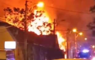 Grom udario u stambeni objekat na Novom Beogradu: Buknuo ogroman požar (VIDEO)