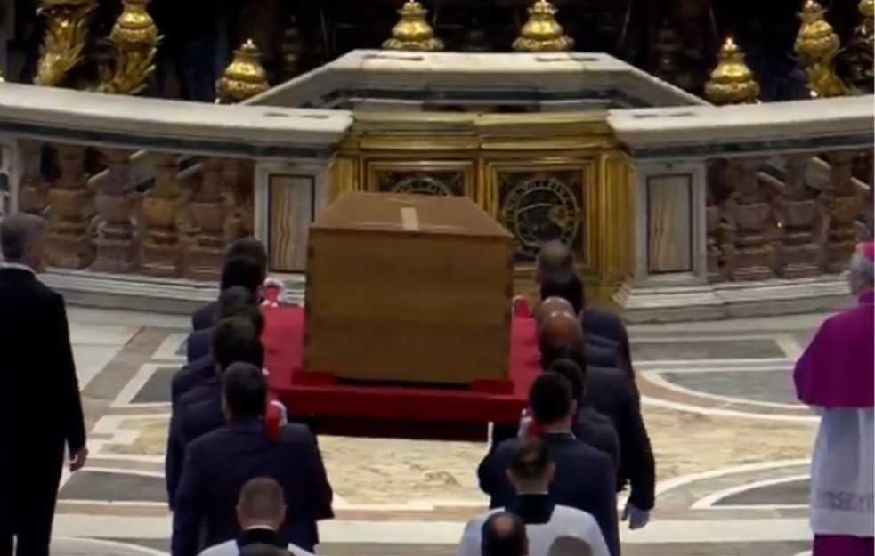 Sahranjen papa Franja: Poslednjem ispraćaju prisustvovali svetski zvaničnici i oko 400.000 vernika (VIDEO)