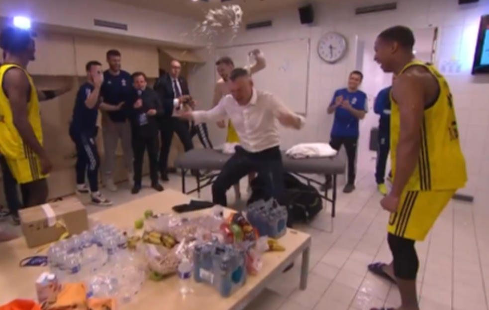 Ovako Feneri slave pobedu u svlačionici (VIDEO)