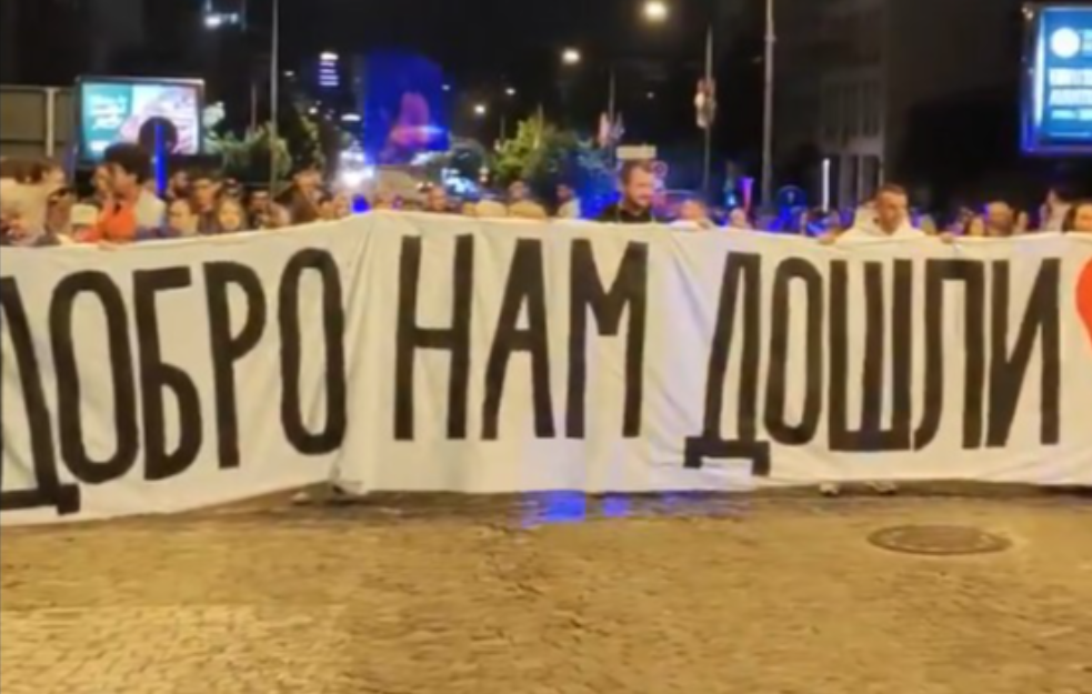 Studenti pešaci iz Pomoravlja svečano dočekani u Novom Sadu: 