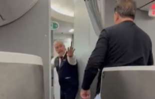 Tuča u avionu: Žena pokušala da uđe u pilotsku kabinu, pa završila na podu (VIDEO)