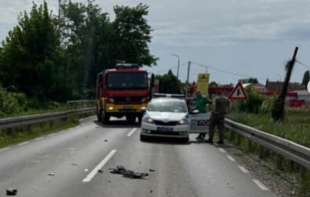 Direktan sudar kamiona i automobila kod Sremskih Karlovaca: Vatrogasci izvlačili povređene (FOTO)