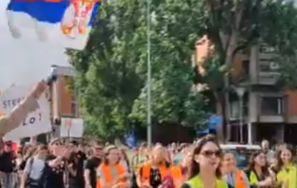 Ispratilo ih više stotina građana: Studenti i maturanti peške krenuli iz Novog Sada na protest u Loznicu (VIDEO)
