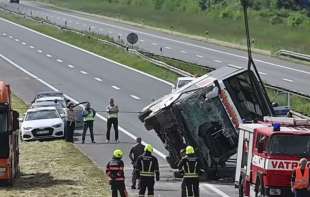 Pritvor za vozače autobusa i golfa posle teške nesreće na auto-putu: Dve žene poginule, 30 povređenih