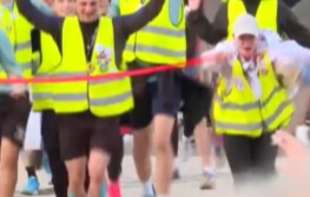 Studenti maratonci stigli u Štutgart, iz Novog Sada marširaju po kiši ka Loznici (VIDEO)