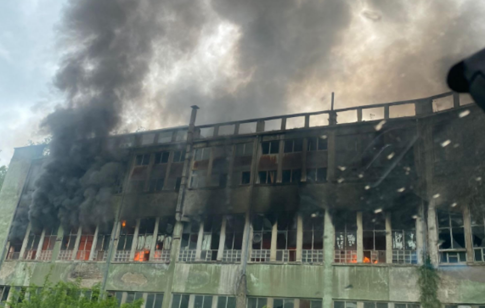 Zapalila se napuštena fabrka u Ripnju: Povređenih za sada nema