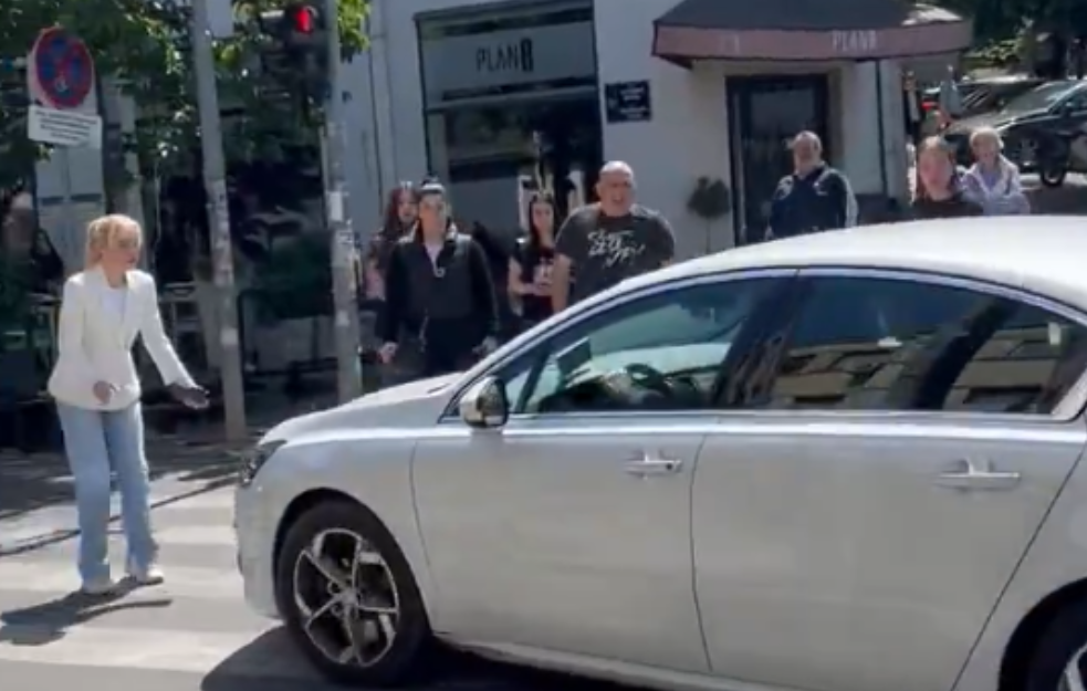 Incident u Ulici gospodara Vučića: Vozač pokušao da probije blokadu