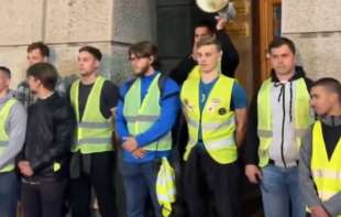 Studenti blokirali ulaz Osnovnog suda u Nišu: Traže hitno puštanje uhapšenih aktivista iz Novog Sada (VIDEO)