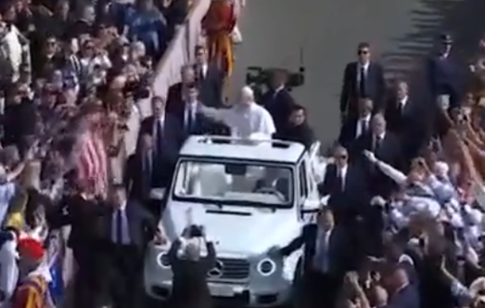 Papa Lav XIV: Prvi put se provozao papamobilom: Ljudi na ulici mu klicali