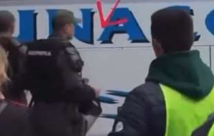 Ni žandarm ne veruje: Krsti se pred autobusom punim SNS-ovaca! (VIDEO)