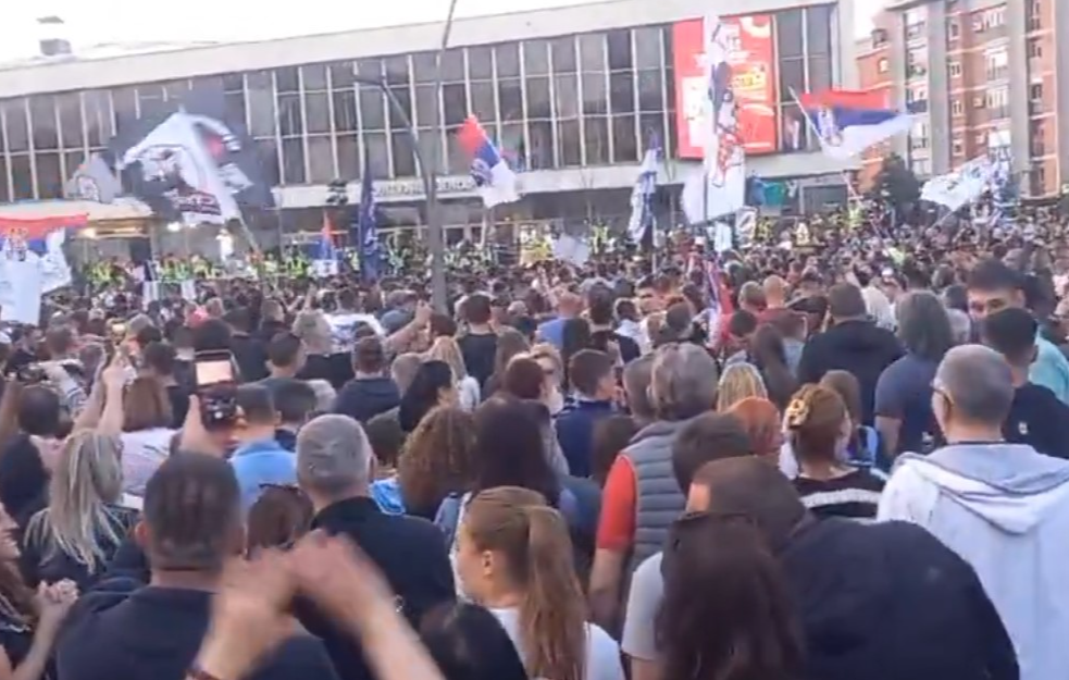 Čačak pumpa iz sve snage - na agregate: Glavni trg pun ljudi, vlast nije dala struju za miting ( VIDEO)