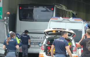 Tragedija u Italiji: Autobus sa decom udario u kamion, poginula učiteljica