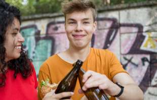 UPOZORENJE! Veselo srce vikenda postalo hit, deca nam mešaju votku i pivo
