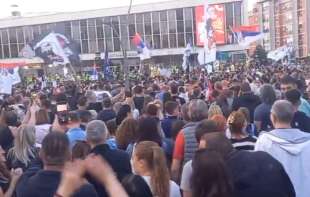 Čačak pumpa iz sve snage - na agregate: Glavni trg pun ljudi, vlast nije dala struju za miting ( VIDEO)