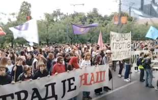 Grad je naš: Protest srednjoškolaca i studenata zbog najave produžetka školske godine (VIDEO)