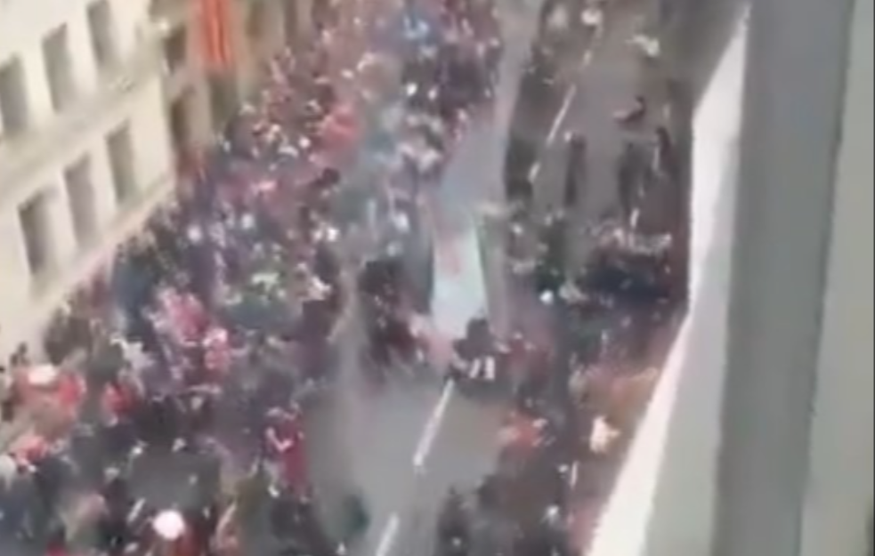 Užas na proslavi titule u Liverpulu: Automobil uleteo među navijače i namerno ih gazio (UZNEMIRUJUĆI VIDEO)