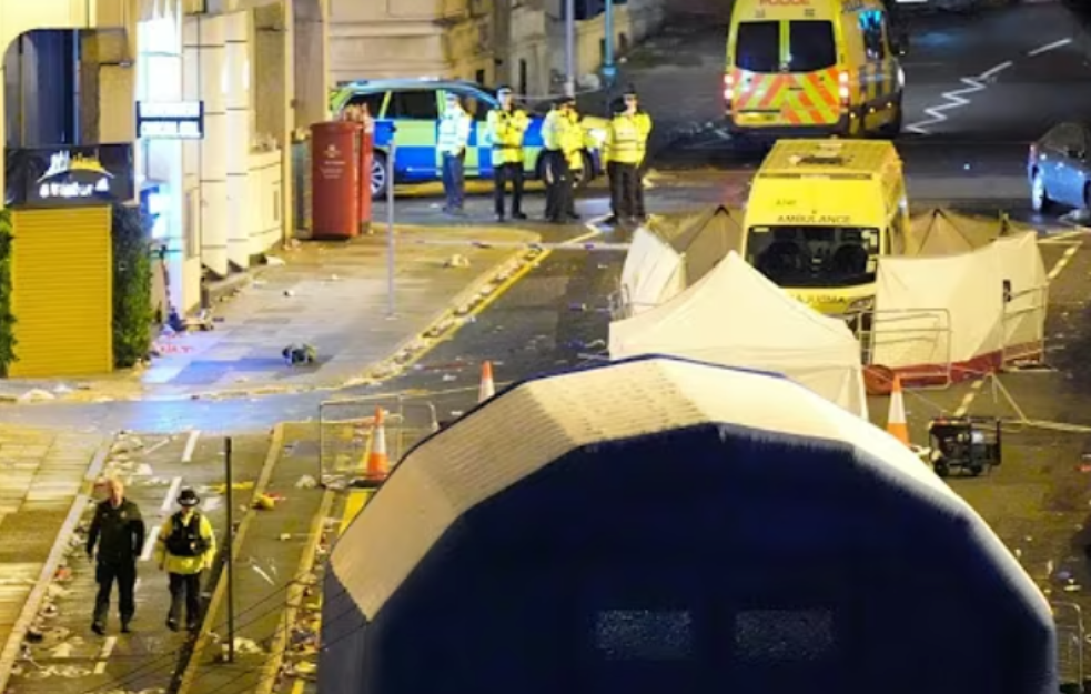Automobil uleteo u masu na paradi pobede u Liverpulu: Povređeno najmanje 50 ljudi, među njima i deca (VIDEO)