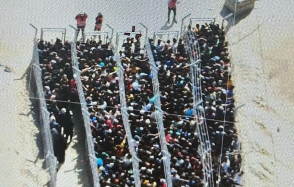 Užasne scene tokom raspodele pomoći gladnim Palestincima: Prizori kao u koncentracionim logorima (VIDEO)
