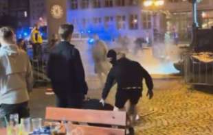 Masovna tuča navijača Čelsija i Betisa: Haos pred finale Lige (VIDEO)