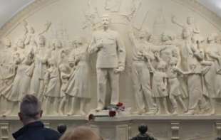 Od siromašne zemlje napravio supersilu: U moskovskom metrou otkiven obnovljeni spomenik Staljinu (VIDEO)