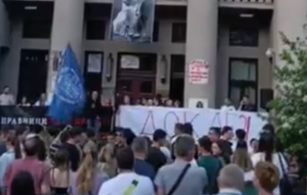 Protesti u Beogradu, Novom Sadu i Nišu zbog napada na profesorku: Rektor Đokić se obratio sa balkona Pravnog (VIDEO)