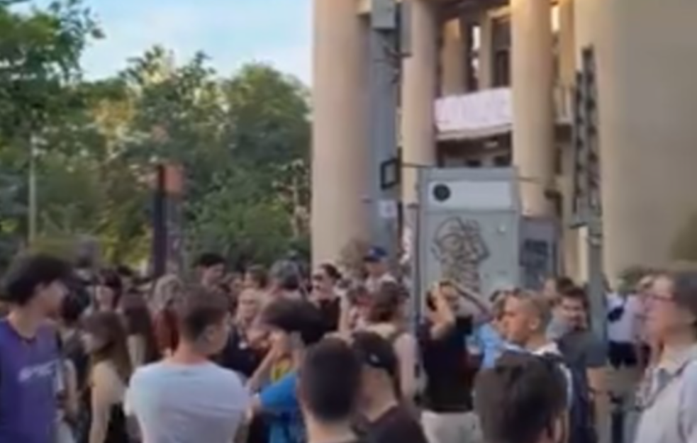 Protest ispred Pravnog zbog prebijanja studenta: Od države ste napravili kriminal, od naroda taoca! (VIDEO)