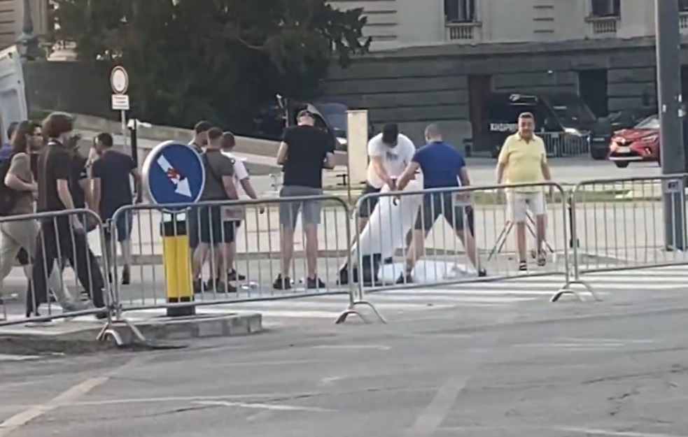 Uklonjen transparent „Bolje ćaci nego naci“ ispred Skupštine Srbije (VIDEO)