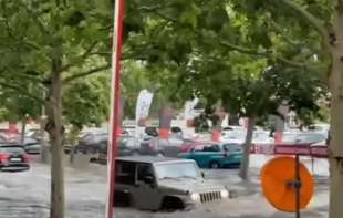 Stravično nevreme se sručilo na Rumuniju: Bukurešt poplavljen, ulice se pretvorile u reke (VIDEO)