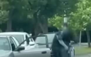 Tuča u Podgorici zapalila društvene mreže: Dva uniformisana lica ušla u žestoku bitku nasred ulice (VIDEO)
