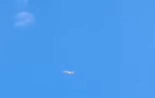 Avion Cessna CJ3 pet puta kružio, pa se vratio na pistu (VIDEO)