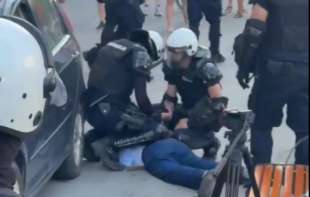 Zbog podrške studentima uništeni mu život: Uhapšen pošto je pokušao da se spali ispred prostorija SNS (VIDEO)