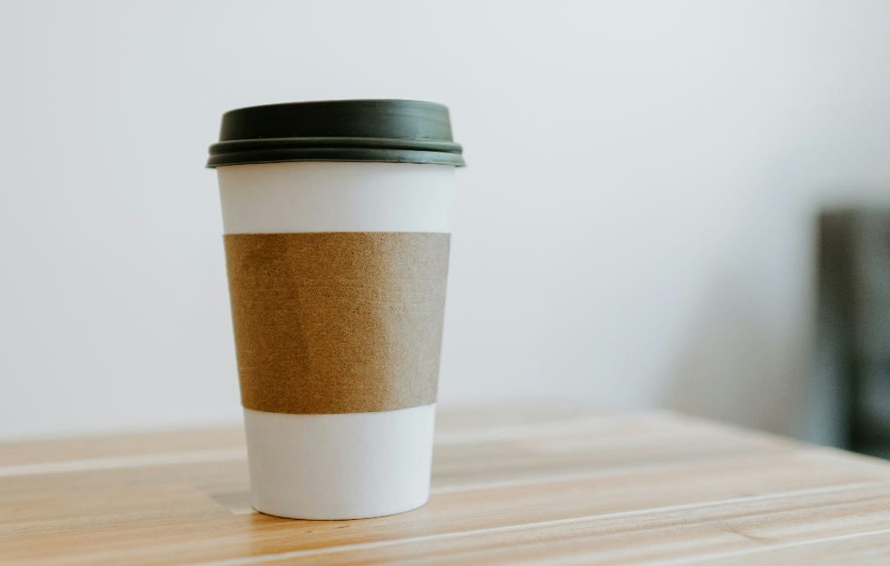 Zašto je kafa za poneti dosta jeftinija od one koju pijete u kafiću?