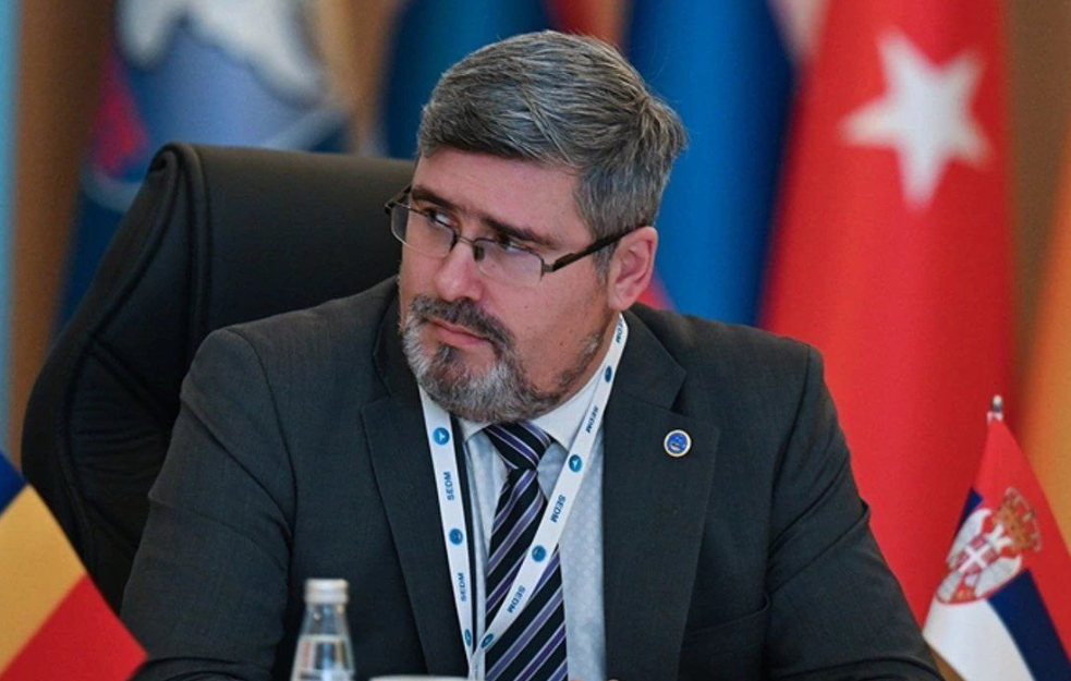 U čije ime govori ministar Starović, jer u ime Srba sigurno NE!