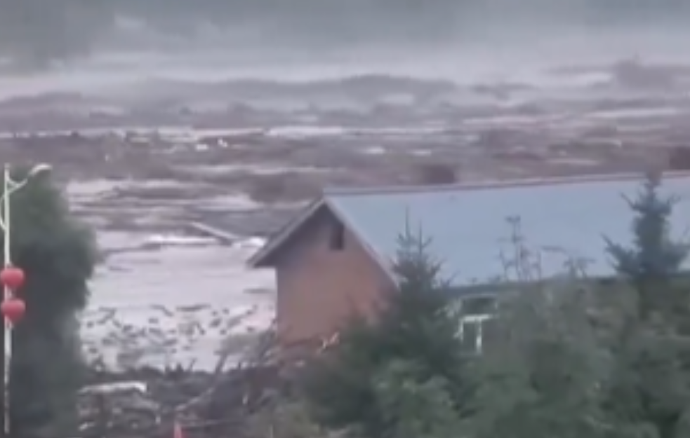 Bujica nosi cele kuće u Kini (VIDEO)