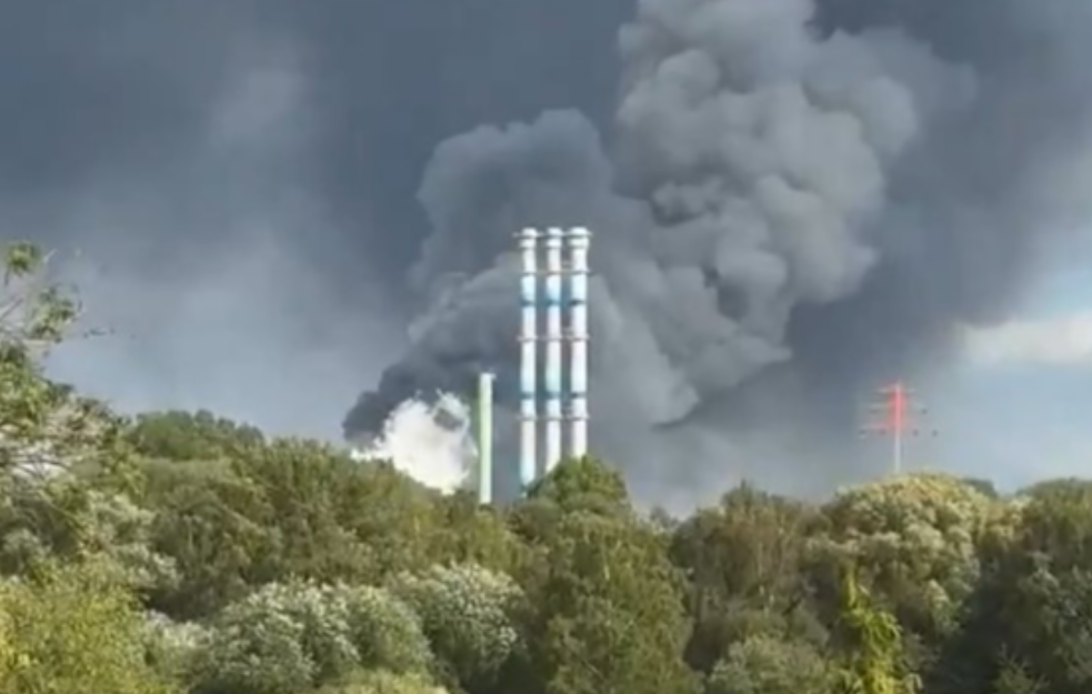 Veliki požar u luci u Hamburgu: Čule su se stravične eksplozije, gust crni dim vije se iznad grada (VIDEO)