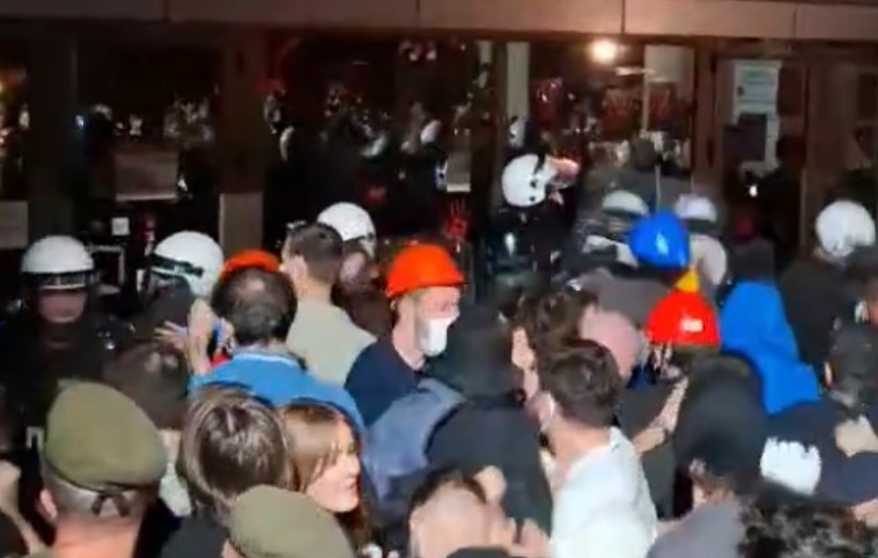 Brutalna intervencija policije u Novom Sadu: Bačen suzavac i topovski udari, više povređenih (VIDEO)