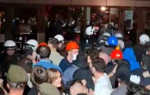 Brutalna intervencija policije u Novom Sadu: Bačen suzavac i topovski udari, više povređenih (VIDEO)