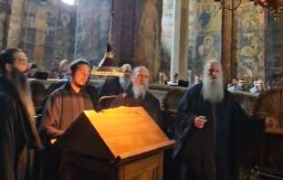 Kome je i zbog čega  palo na pamet da u Visokim Dečanima služi liturgiju i na albanskom?