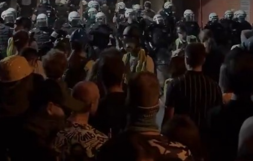 Žandarmerija ponovo intervenisala u Novom Sadu: Iznenada silovito krenuli, čuli se topovski udari, bačen suzavac (VIDEO)