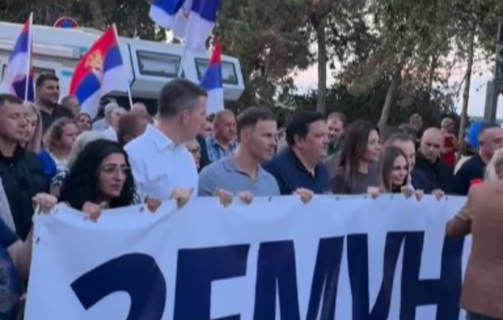 Zajedno nosili transparent: Na skupu građana protiv blokada u Zemunu Sinša Mali, Marko Đurić i Dačić