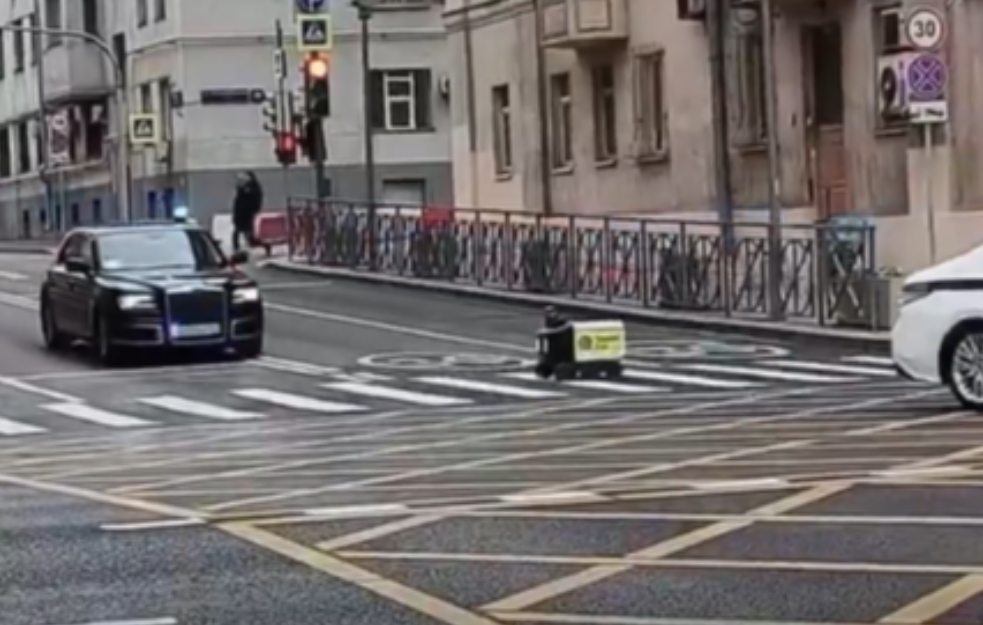 Robot-dostavljač u Moskvi preprečio put vozilu pod pratnjom (VIDEO)