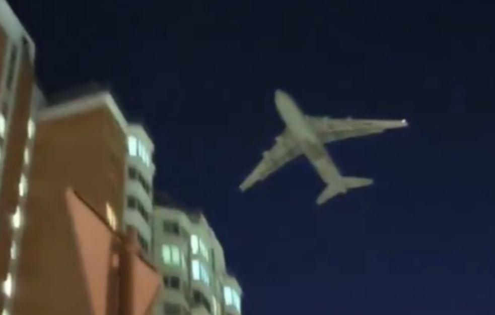 Moskva pod velikim napadom ukrajinskih dronova: Panka i eksplozije u devet gradskih okruga (VIDEO)