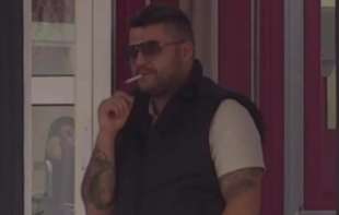 Asminov otac besan zbog njegovog ponašanja: 