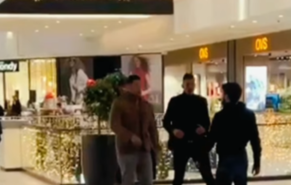 Pogledajte kako muškarci ničim izazvani fizički napadaju Vujadina Savića u tržnom centru