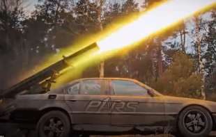 BMW Serije 7 kao lanser raketa u Ukrajini